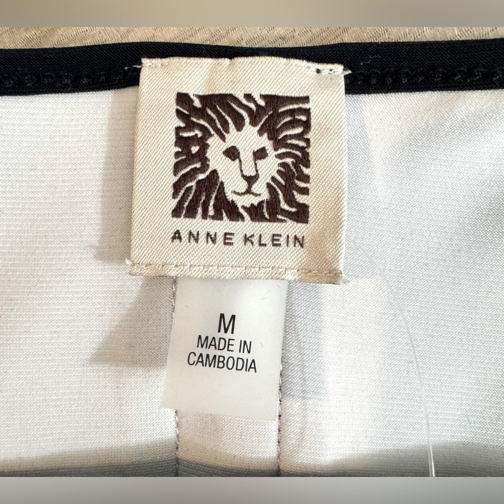 Ann Klein White w/Navy Trim Sleeveless Blouse w/Gold Back Button Detail. Size M. - Picture 4 of 5